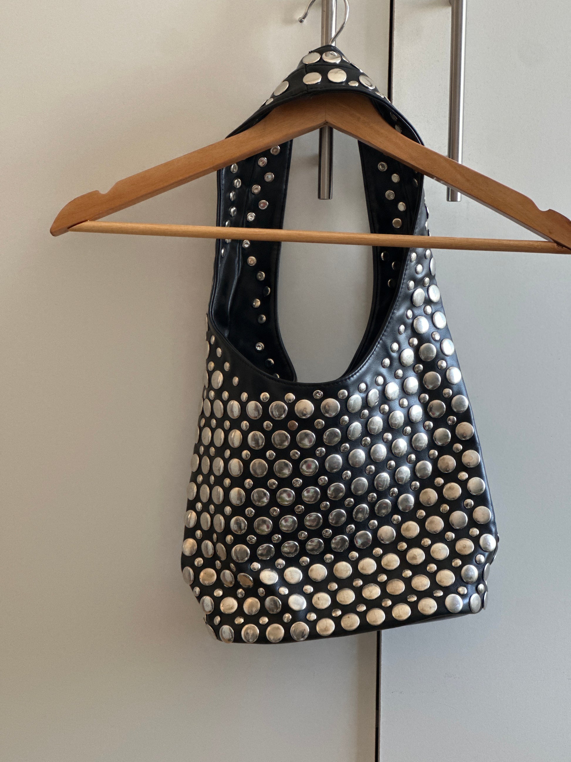 Bolso tachas plateado