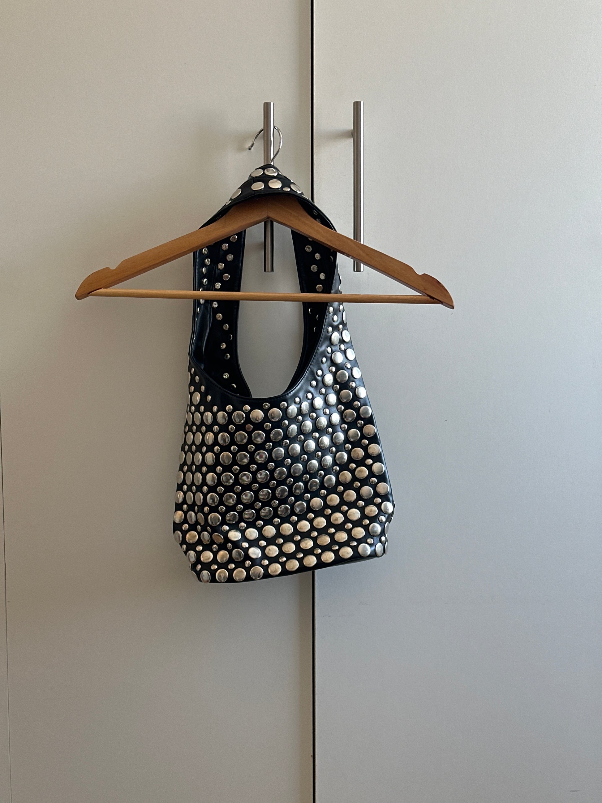 Bolso tachas plateado