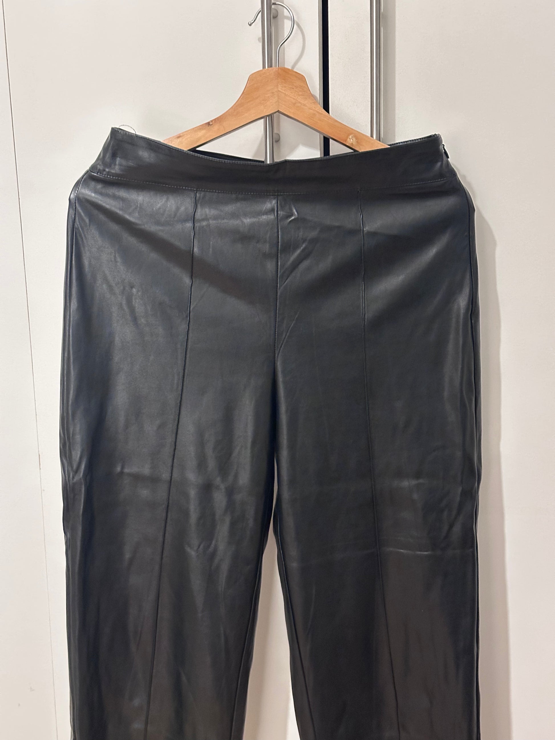 Pantalón efecto piel