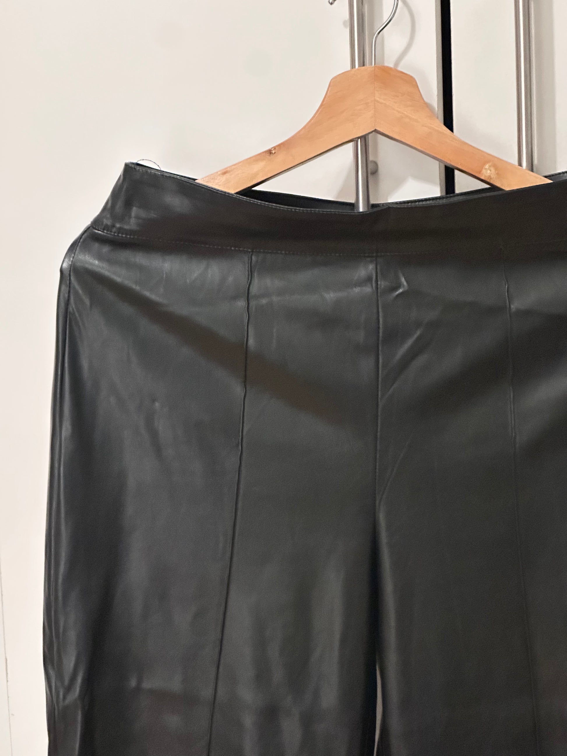 Pantalón efecto piel